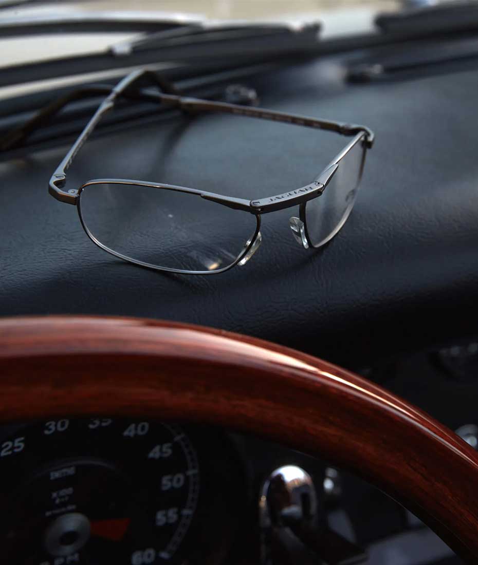 Jaguar: Brille liegt im Auto auf Amatur